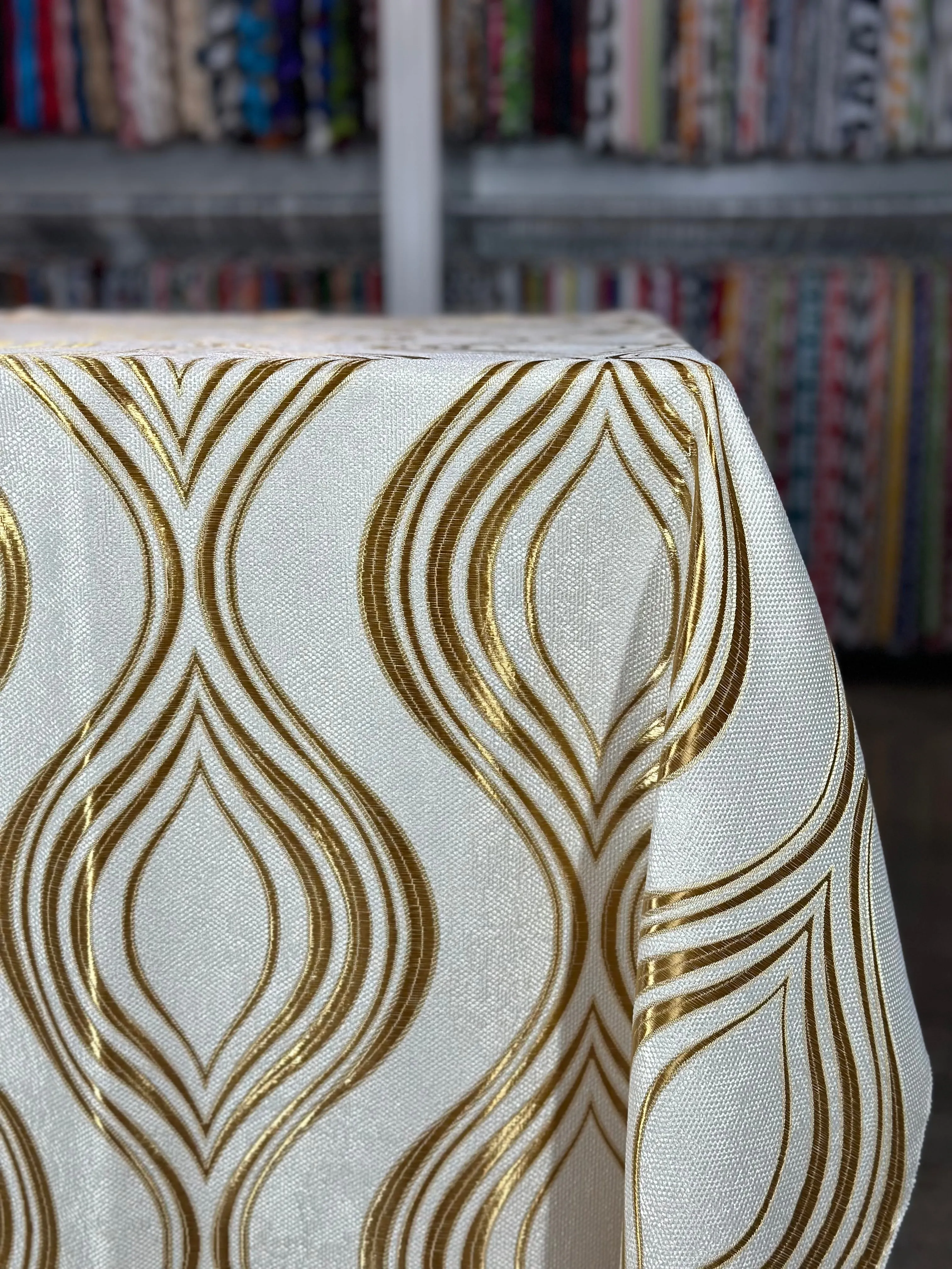 2pcs - Eclipse Jacquard (Reversible) Table Linen 90" Round - Gold