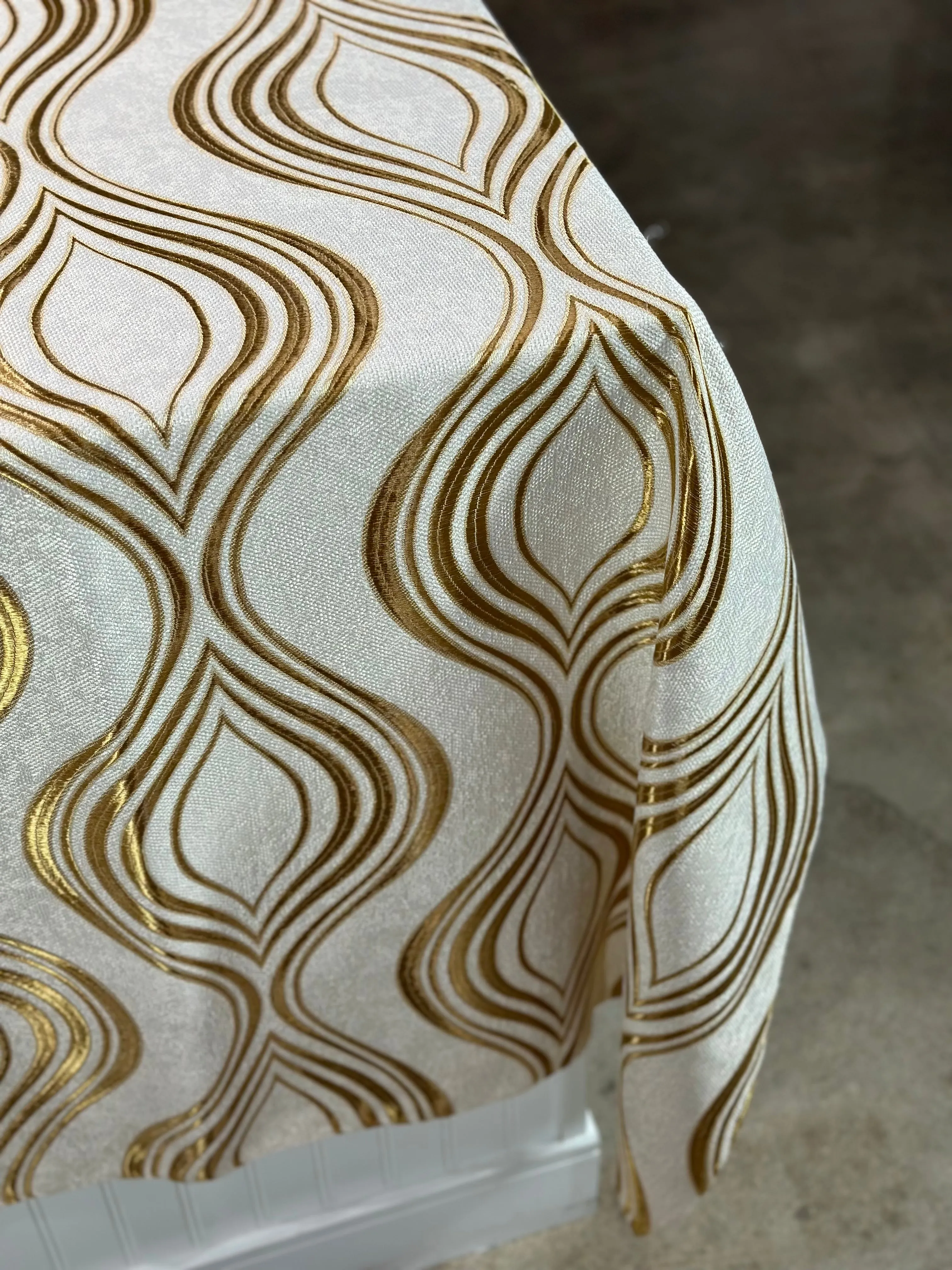 2pcs - Eclipse Jacquard (Reversible) Table Linen 90" Round - Gold