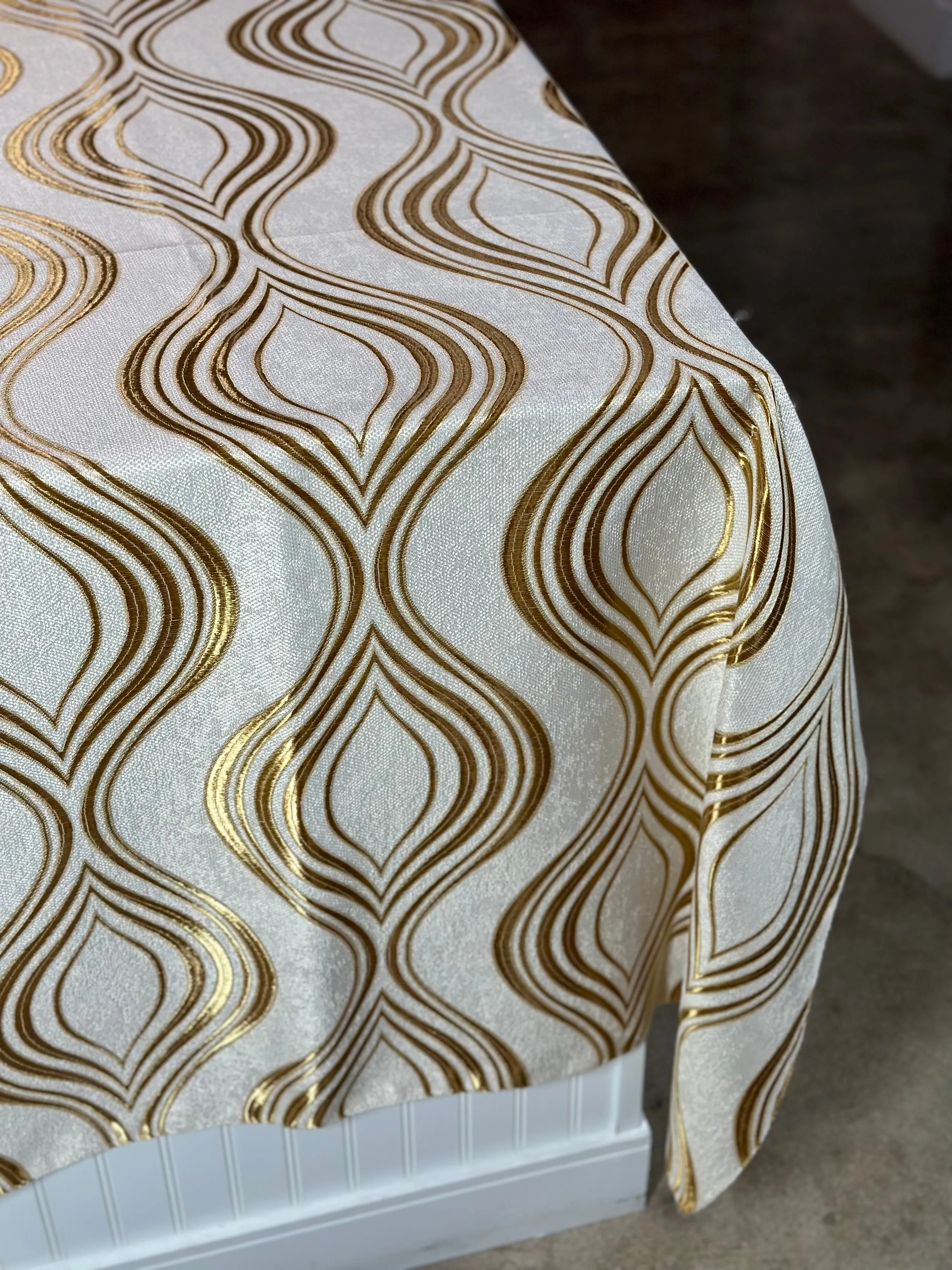 2pcs - Eclipse Jacquard (Reversible) Table Linen 90" Round - Gold